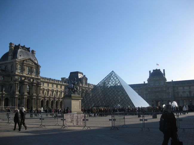 さっさと、見切りをつけてオランジュリーへ。<br />その分予定が早く済むと割り切る。<br /><br />振り返ると、すごい人が並んでいたのだ。