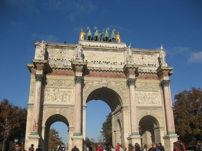 ここは、意外に若者がいっぱいで写真がなかなか撮れなかった。<br />カルーゼル凱旋門<br /><br />