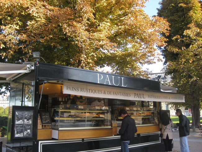 ポール<br /><br />ここで、カフェも予定のひとつだったので、早速<br />冷えた体を温める。<br /><br />店の人の応対もすごく良かった。<br />やっぱ、英語が安心する。<br />