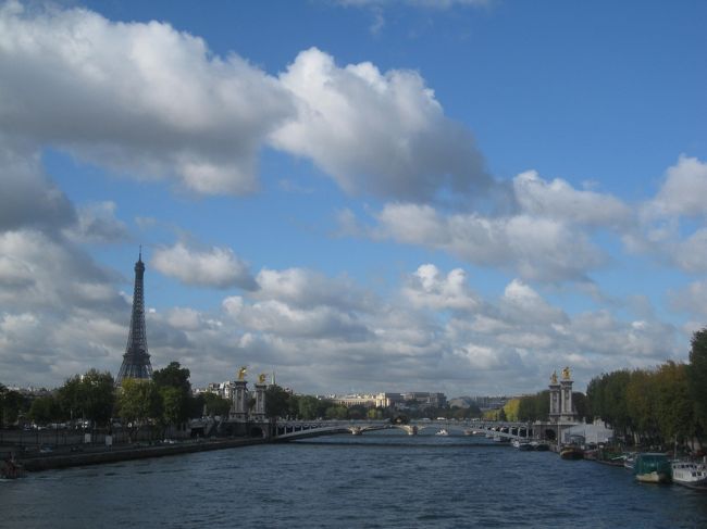 オランジュリーを出てアレクサンドル三世橋を望む。<br /><br />本当は、渡る予定だったけれど、歩くのがちょっと<br />疲れると思ったので、隣の橋から見ることにした。<br /><br />近くまで行って装飾を見ても良かったかなっと帰って<br />から思う。心残り・・・２つめ