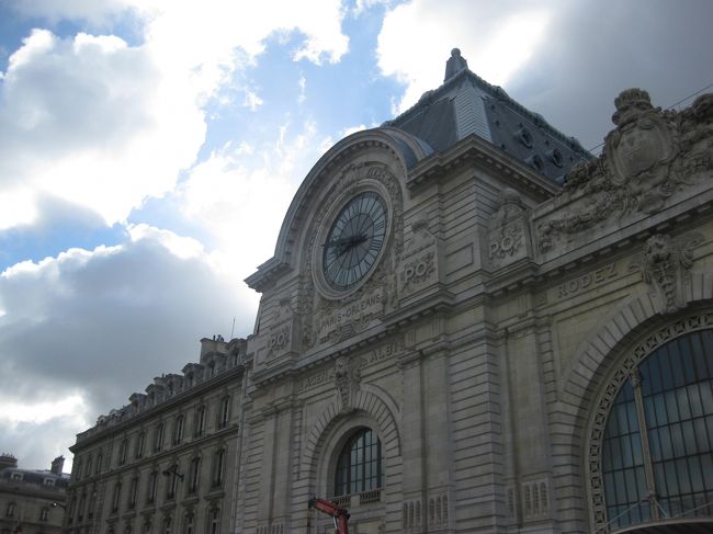 オルセー美術館<br /><br />ここは、元々予定には入れてなかったので、<br />長蛇の列を見て、納得。やめて良かった・・<br /><br />建物は、立派だ。