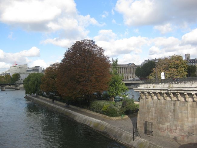 セーヌ河沿いを歩く。<br />橋と両岸の名所が、見ごたえたっぷり。<br /><br />ポンヌフより、シテ島を見る。<br />