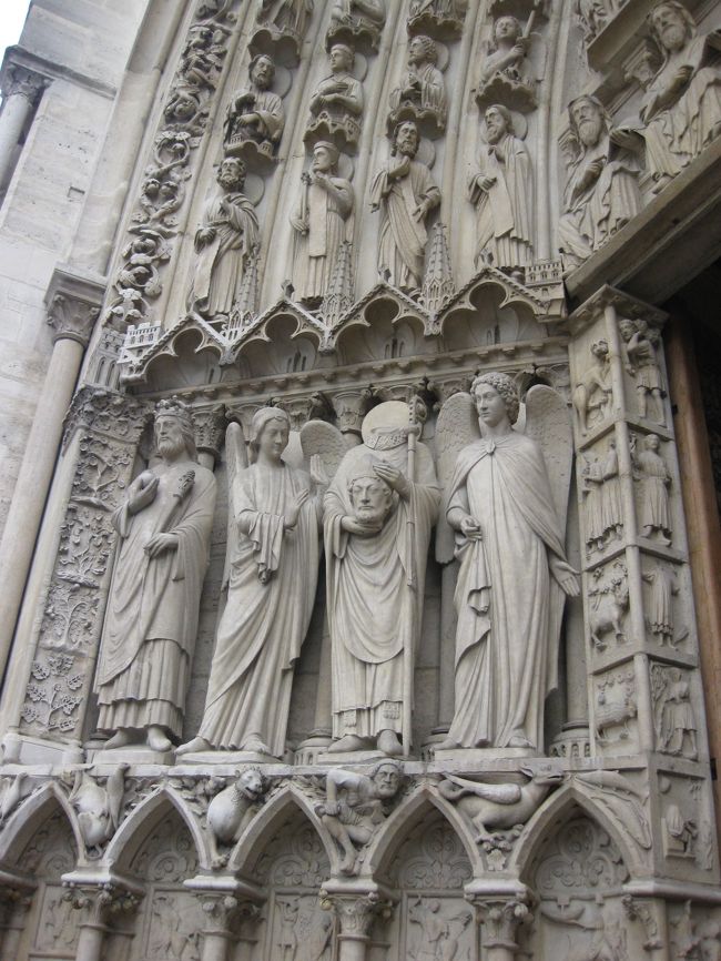 ノートルダム大聖堂へ。<br /><br />細かな彫刻に感激する。<br /><br />立派だ。