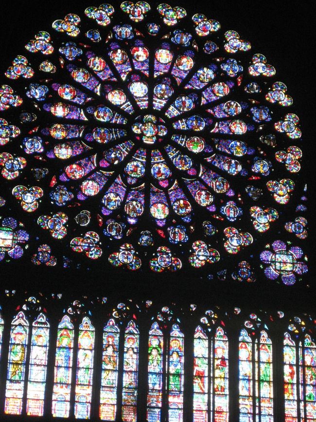 聖堂内も立派だった。<br />バラ窓<br /><br />息をのむ美しさ。<br /><br />ほんとは、サントシャペルも諦め切れなかったけれど、<br />これでも素晴らしい、充分だ。<br />