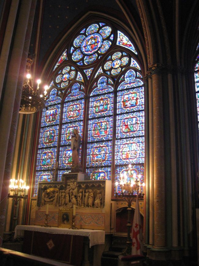 窓ごとのステンドグラスと、祭壇とそれぞれに素晴らしい。<br /><br />館内は、暗いからスリに用心しながら、ゆっくりと<br />できた。時々、すわり、ぶらりとして休憩がてらに<br />ちょうど良かった。
