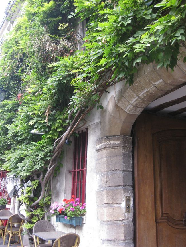 シテ島散策<br /><br />ここの街並みが良かった。<br />サン・ルイ島も、同様にいいらしい。<br />もっと、ゆとりがあったらなあ。<br /><br />ゆっくりと散策したかった。<br /><br />街並み・佇まい・人も少なめで、<br />パリの街を感じるのには、ちょうどいいだろう。