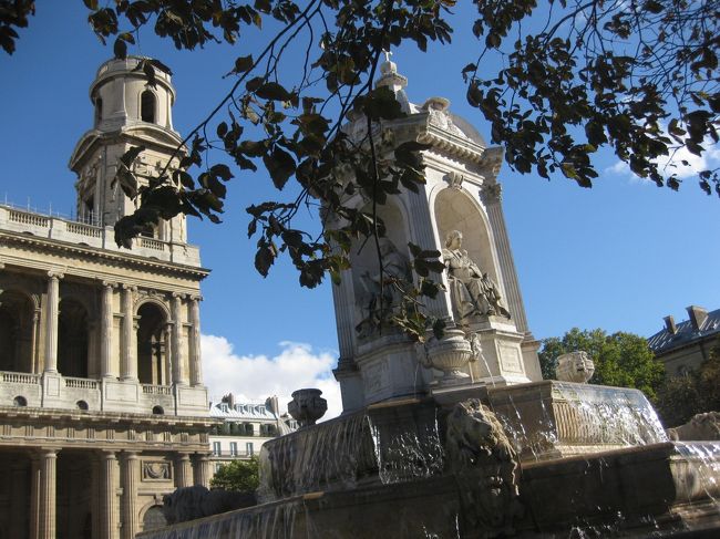 サン・シュルピス教会<br /><br />ベンチに座って休憩。<br /><br />景色もいいけれど疲れが襲い、もっと<br />堪能できればと、後から思う。