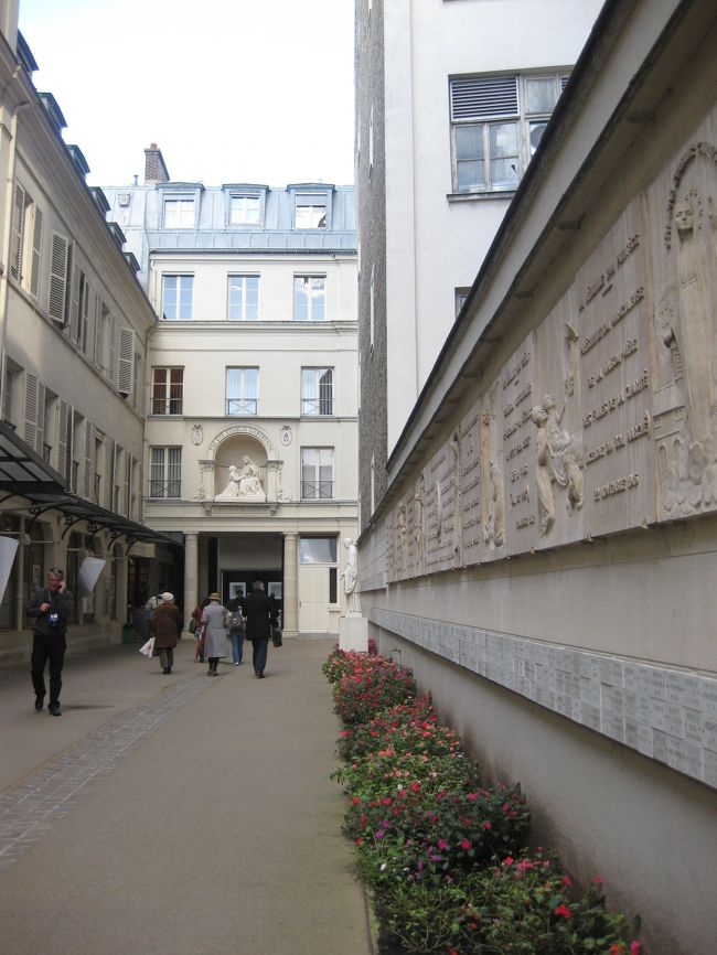 奇跡のメダル教会<br /><br />メダルも豊富にあり、３個購入<br /><br />レジは日本人のシスター<br />ゆっくりの応対に外で待つ。<br /><br />賛美歌が聞こえ礼拝が始まる。<br /><br />異国で日本人シスター、どんな人生だったのかしらと<br />感慨にふける<br /><br />すぐ近くの、ル・ボン・マルシェへ。<br />ここのお買い物が一番良かったナ。<br />落ち着き、人も少なく、センス良し。<br />こじんまりながら、ここはおすすめ。<br />食品館もクチコミどおり。広い！<br /><br />クスミティー・トリュフチョコ・エコバッグ等を購入