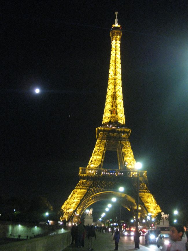 仰天のうどんを食べ、気を取り直して夜のエッフェル塔へ。<br /><br />わずか３日前にドキドキした初メトロを思い出す。<br /><br />もう、慣れた。怖くなんかない！<br /><br />エッフェル塔付近は夜でもかなりの人。<br /><br />にぎやかだ。満月に近い月も輝き、綺麗だ☆☆