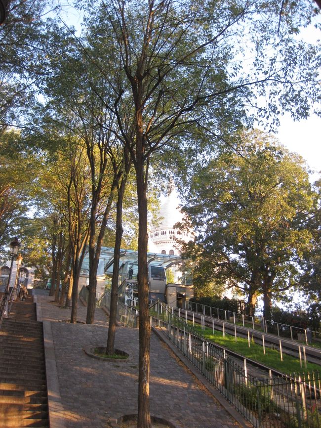 １０月２１日　モンマルトル　凱旋門　ルーブルへ<br /><br />この日は、最高のお天気で、見所満載。<br />予定もスムーズだった。<br /><br />まず、始めにモンマルトル。<br />坂の多い、パリらしい街並みだった。<br /><br />