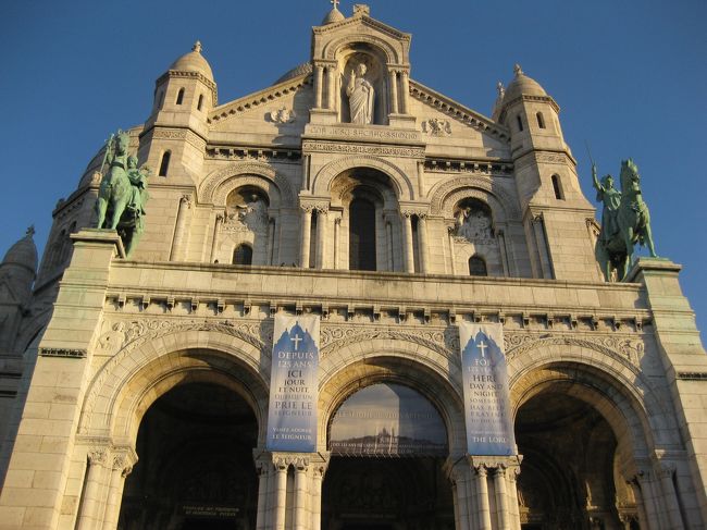 雲ひとつない空。<br /><br />朝焼けも綺麗。<br />パリの街を一望だ。<br /><br />人も少ない。