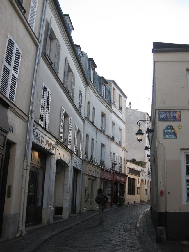 近くをブラブラする。<br />テルトル広場は、想像とは違った。<br />もっと広い、広場かと・・・<br /><br />絵描きさんにも声をかけられたが、ほとんどの人は<br />まだ準備中。ひっそりとしていた。