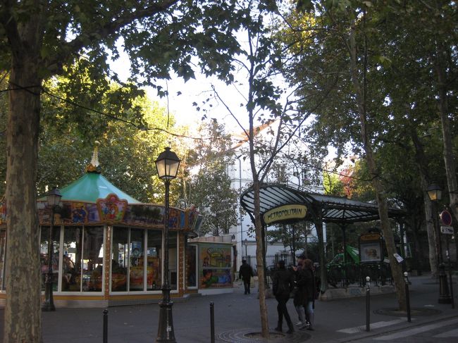 さあて、モンマルトルを後にして、<br />凱旋門へ。<br /><br />アベス→ピガール→シャルル・ドゴールへ。<br /><br />この間に乗ったメトロが綺麗で、座席がプリティ♪♪