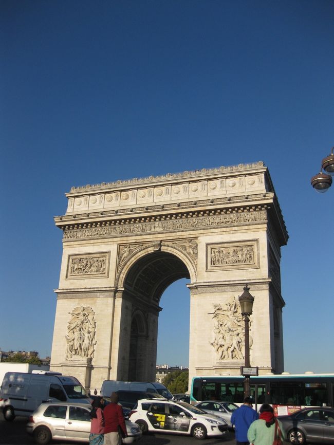着きました。凱旋門！<br />大きいなあ。<br />もう、大好きな青い空！飛行機雲も鮮やかだ。<br /><br />さあて、登ろう！