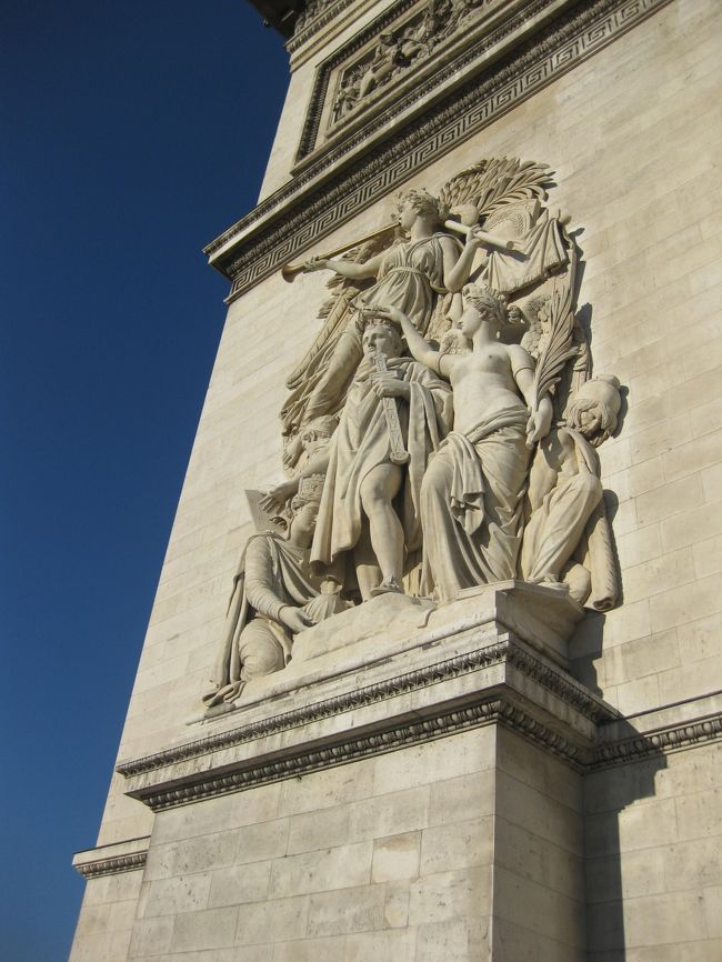 門の真下も、装飾・彫刻・立派なものだ。<br /><br />てっぺんも、登ってみるべきだな。<br /><br />登れることを本当は知らなかった。パリを調べるまでは・・・