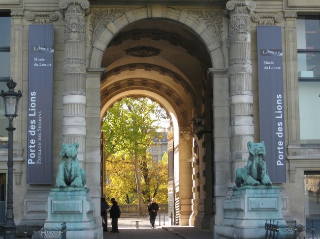 マックで、ランチ後。<br />スリが一番多発と聞いてたから、<br />こわごわ１号線に乗って、（全然大丈夫・・）<br />ルーブルへ。<br /><br />ライオンの入り口。<br />ここから、すんなり入れる。<br />クチコミ・ガイドブックどおり。<br />なんで、みんなここから入らないの？<br />まあ、ちょっと遠くなるな。確かに・・