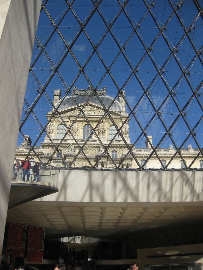 見た！歩いた！迷った！<br />達成感でいっぱい。<br /><br />ミュージアムショップも、充実。<br />スタバでフラペチーノ。<br />冷たいのが美味しい〜♪<br /><br />ルーブルのお土産　マグネット・キーホルダー<br />カルーゼル・ド・ルーブルの、ラ・メゾン・ド・ショコラ<br />で、チョコ購入。ここのチョコだけ自宅用は買わなかったので、<br />お味はどうだったのかな〜と、気になる。<br />でも、有名ショコラ店。美味しかろう。