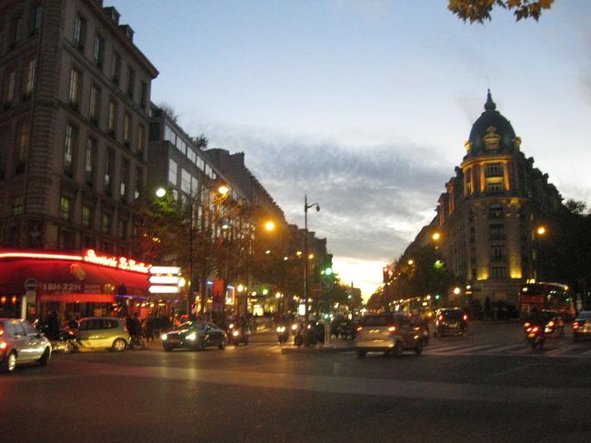 パリ最後の夜<br /><br />前半、お天気が冴えなくて寒くて・・<br />少しテンション低めだった・・<br />しかし、後半晴天に恵まれ街にも慣れてやはりパリは<br />素敵な街だった。<br /><br />帰国して、数週間。やはりもう一度行きたくなってきた。<br />また違うパリに出会える予感がするのだ。