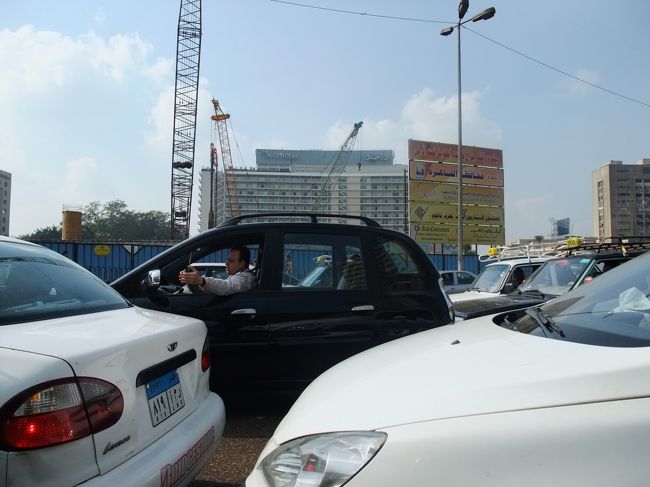 海外で体調を崩すのは初めて。<br /><br />こんなしんどい中、日本に帰れるのかと思ってちょいと焦る焦る。<br /><br />昼過ぎにホテルを出ればよかったので、本当は午前中観光と昼ごはんを食べるはずだったんですけど、ワタクシ一人でホテルに残ることにしました。<br /><br /><br /><br />※写真は、道路渋滞が大変なカイロの街中