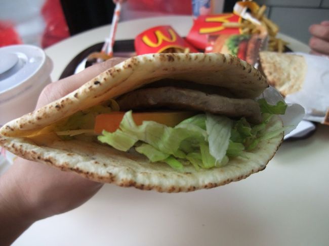 その間、ワタクシはベッドで寝つつ、チェックアウトの時間が来たので、少し歩いてコンビニみたいなところでお土産代わりのお菓子を買ったりとしてましたよ。