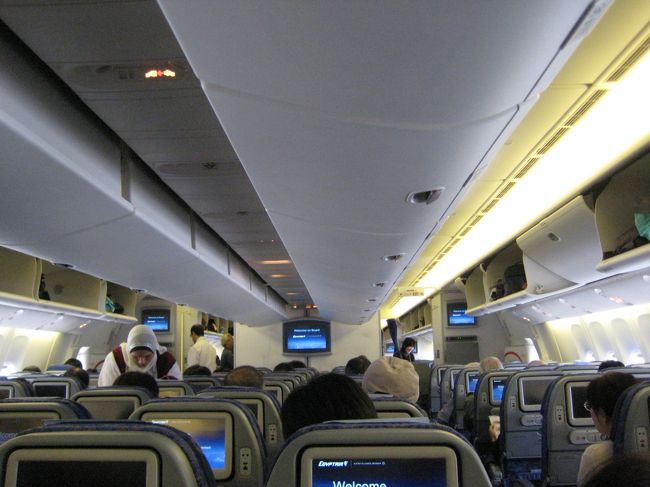 機内に到着。<br /><br />飛行機が動き出す前に熟睡してしまいました。。。<br />いつ飛んだのやら。