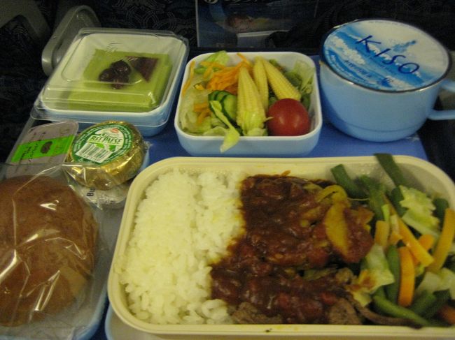 1回目の機内食。<br />ビーフorフィッシュ<br /><br />こちらはビーフ<br />おいしいぃっす！！！