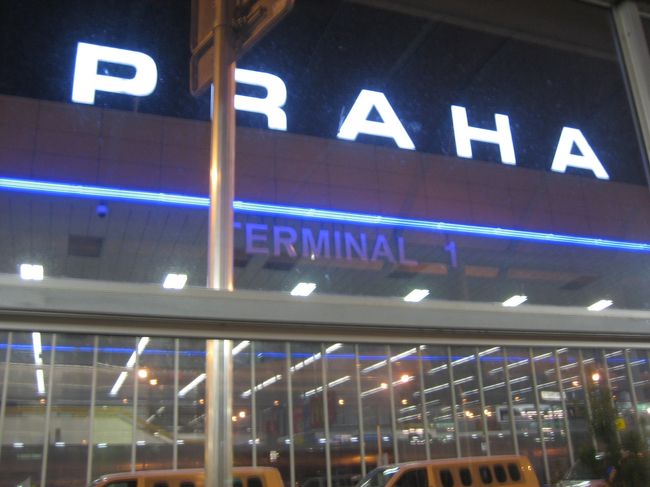 British Airwaysで成田からロンドンのヒースロー空港を経由してプラハへ。<br />プラハはもう夜です。<br />１０年前の小銭でバスのチケットを購入。<br />※初めてで札しかないと夜だと大変かも