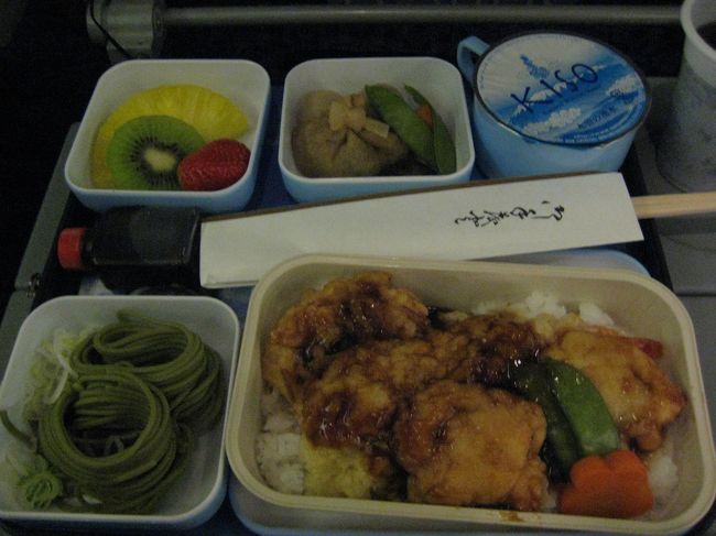 2回目の機内食。<br />ビーフorフィッシュ<br /><br />今度はフィッシュを選択。<br />天丼ですな。<br />うん、<br />普通にうまい。