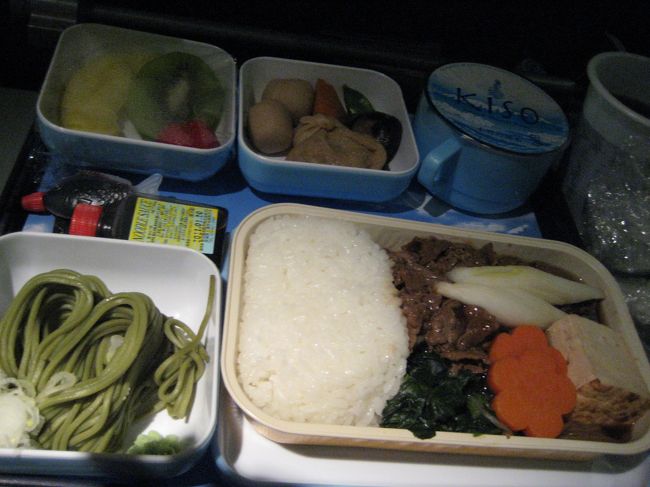 ビーフはすき焼きだね、<br />おいしそう。<br /><br />てか、機内では<br />食っちゃ寝食っちゃ寝です。<br />