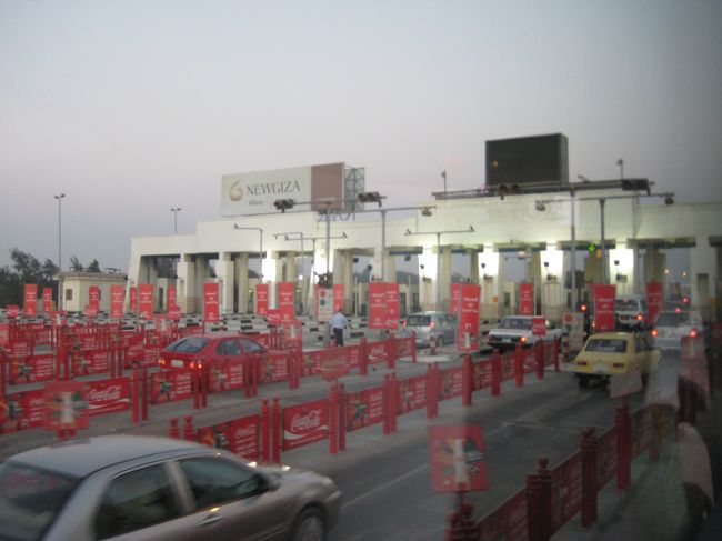 高速の入り口のようですな。<br /><br />ここは砂漠通りというらしい。<br />ずーっと一本道が続くよ。