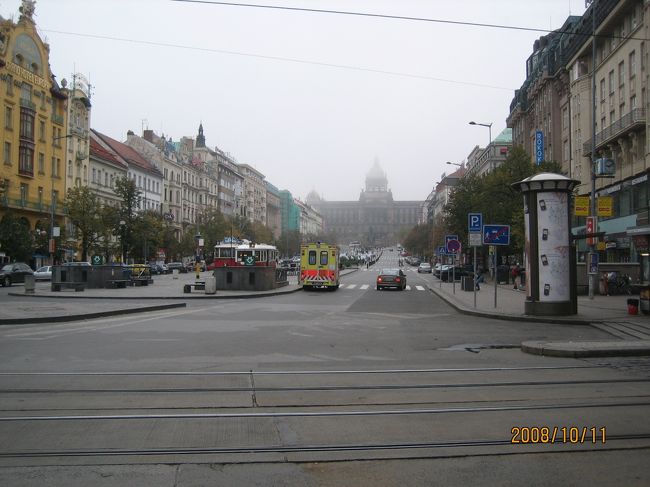 朝食を食べて、まずはヴァーツラフ広場へ。<br />昨日は写真にある国立博物館で地下鉄を降りてしまった。<br />本当はこの近くにある駅で降りるはずだったのだが乗り過ごしてしまいました．．．（T T)