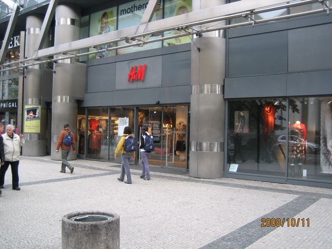 火薬塔へ行く途中の通りでH&amp;Mを発見。<br />銀座と違い品揃えは結構ありましたが、特に目ぼしい物はなし。