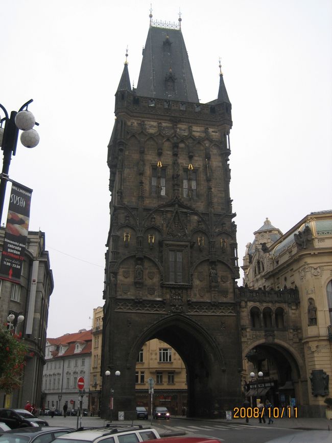 火薬塔です。<br />塔には登らず旧市街広場を目指します。