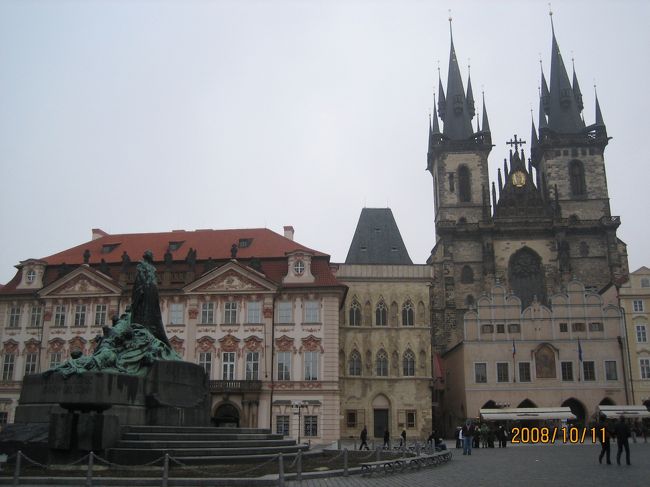 ヤン・フスの群像とティーン聖母教会です。