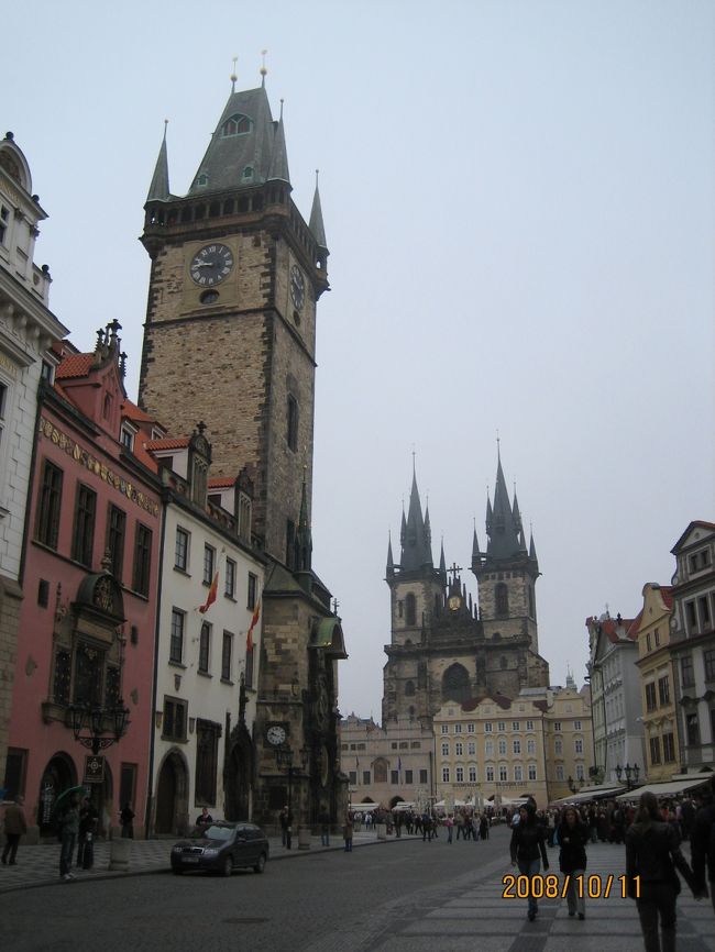 旧市街庁舎とティーン聖母教会です。<br />まだ２０分前ぐらいで人が少ないですが、この後もっと人が増えてきました。