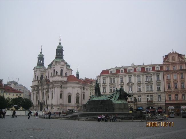 ヤン・フスの群像と聖ミクラーシュ教会です。
