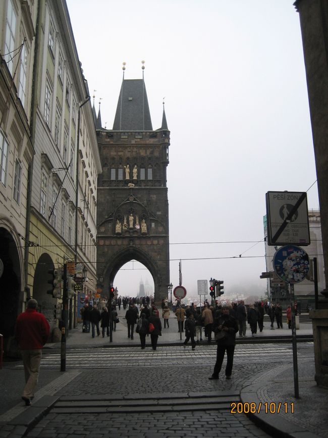 旧市街広場から迷路のような細い道を通ってカレル橋へ。<br />こちらはカレル橋の手前にある旧市街橋塔です。