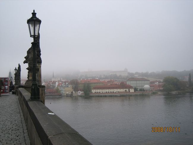 カレル橋から見たプラハ城です。<br />と言ってもあいにくの天気で見えませんね。（T T)