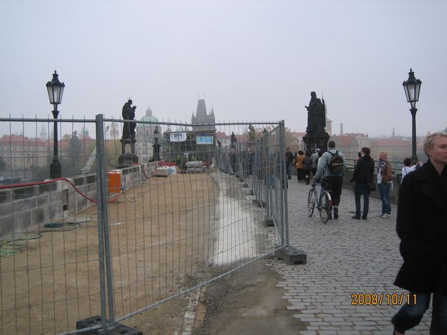 この時は改修中でした。<br />今は終わっているのかな？<br />これはプラハ城側から旧市街広場を見たものです。