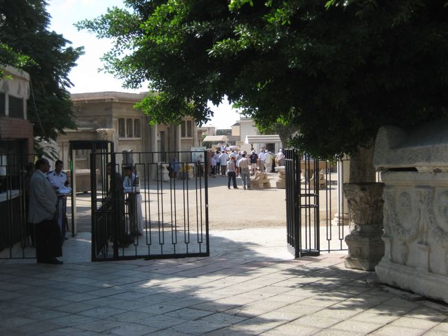 コームッシュアーファのカタコンベ。お墓です<br /><br />井戸みたいなところがあり、地下に降りていくと、小さな部屋がいくつかある。<br />ある部屋に大きな骨がいくつもある。なんでもエジプト人は人骨と思い、古代の人は体格が良かったんだと思っていたらしい。<br />がその後、実は馬の骨だということがわかったそうだ。<br />結構大きい骨なので、私でも<br />いやいや、人じゃないでしょ。とおもうが、<br />その骨に関しても色々な話があるのです。<br /><br />カメラ持込み不可のため、門外にて。