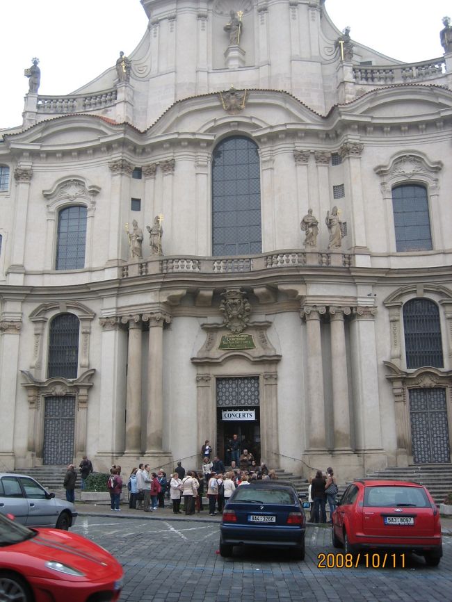 聖ミクラーシュ教会です。<br />中は見ませんでした。<br />フェラーリが写っていますね。<br />２台連なっていて、良い音してました。