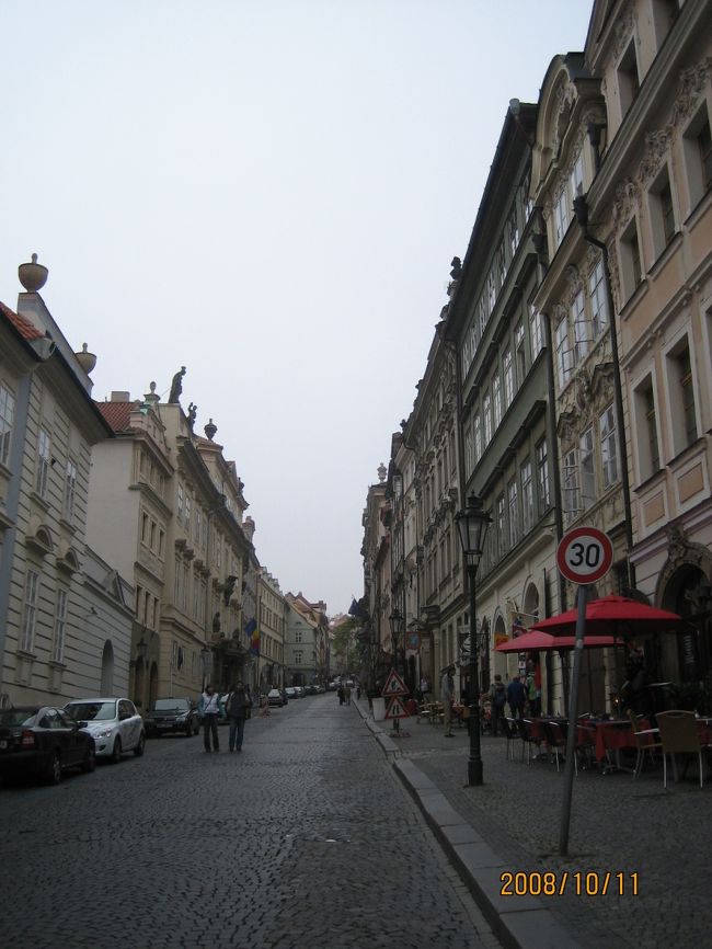 聖ミクラーシュ教会からプラハ城に向かうネルドヴァ通りです。<br />写真では分かり辛いですが結構急な斜面です。