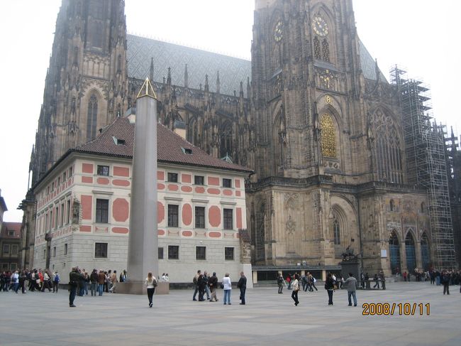 プラハ城の中庭からみた聖ヴィート大聖堂です。<br />とにかくでかいです。