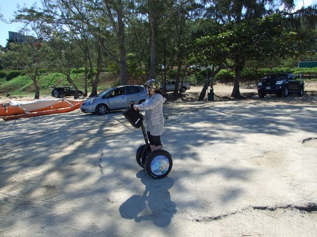 いよいよ、街へスタートです。<br /><br />ドキドキ。<br />カイルアはサイクリングロードがあり、セグウェイが乗りやすいそうです。<br /><br />ただ、歩行者、自転車に道をゆずりながらの運転です。