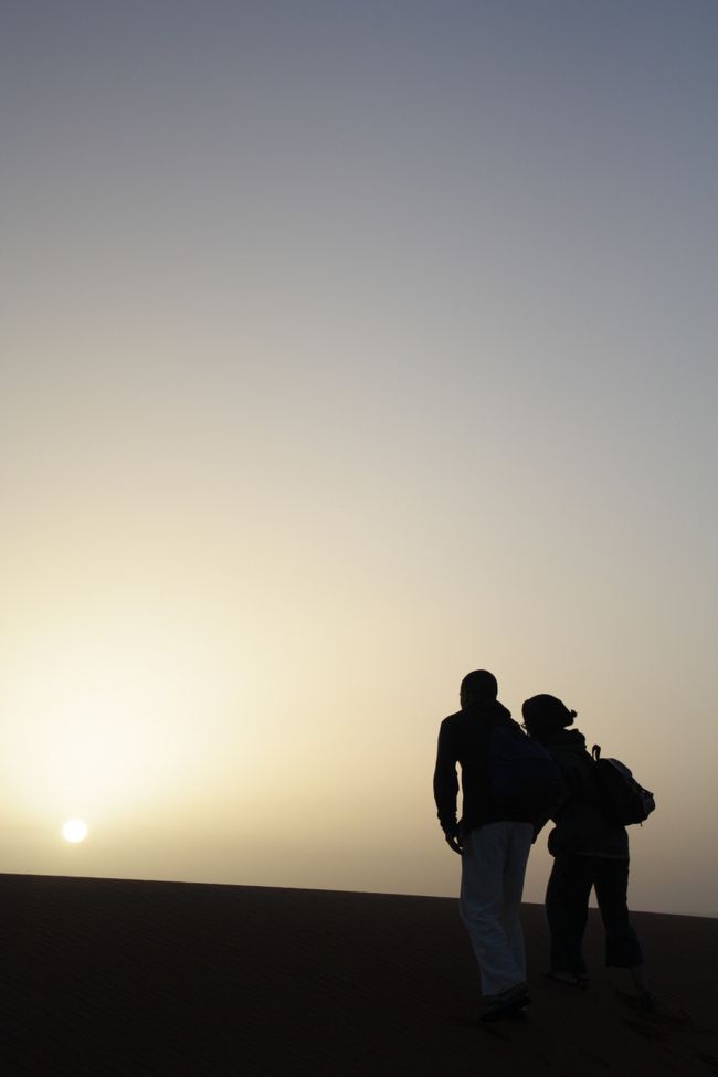 　<br /><br /><br /><br /><br />砂漠を登るのは、なかなか体力を使います。<br /><br />足を取られるという理由もありますが、周囲にあまりに何もなく距離感覚がおかしくなってしまうのです。<br /><br />すぐそこ、と思って登り始めるのに、途中で息が上がってしまいます。