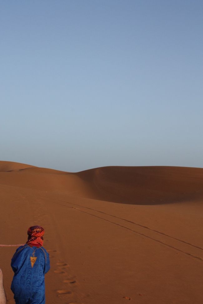 　<br /><br /><br />先頭のラクダを引いてくれるのが、ベルベル人の彼。<br /><br /><br />何が目印なのか、はたまた目印なんて存在しないのか・・<br />迷うことなく、どんどん足を進めます。