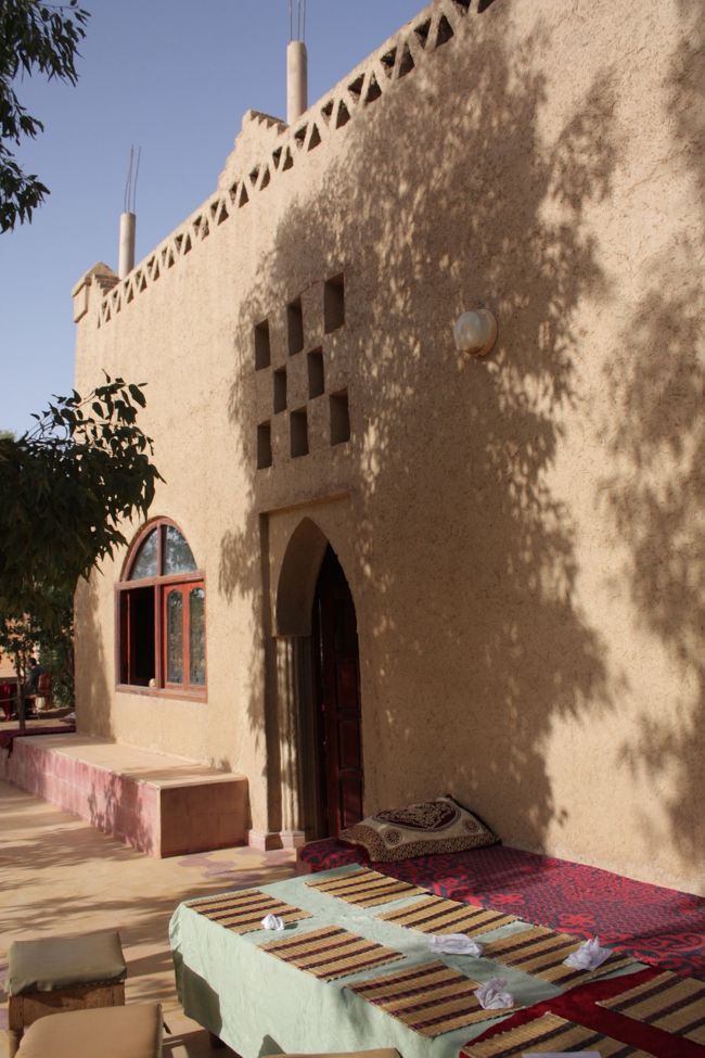 この日は1時間半ほどでホテルに到着しました。<br /><br /><br />ここで朝ごはん。<br /><br /><br />このホテルにはシャワーも洗面も完備されていて、砂漠にいること忘れてしまいそうです。