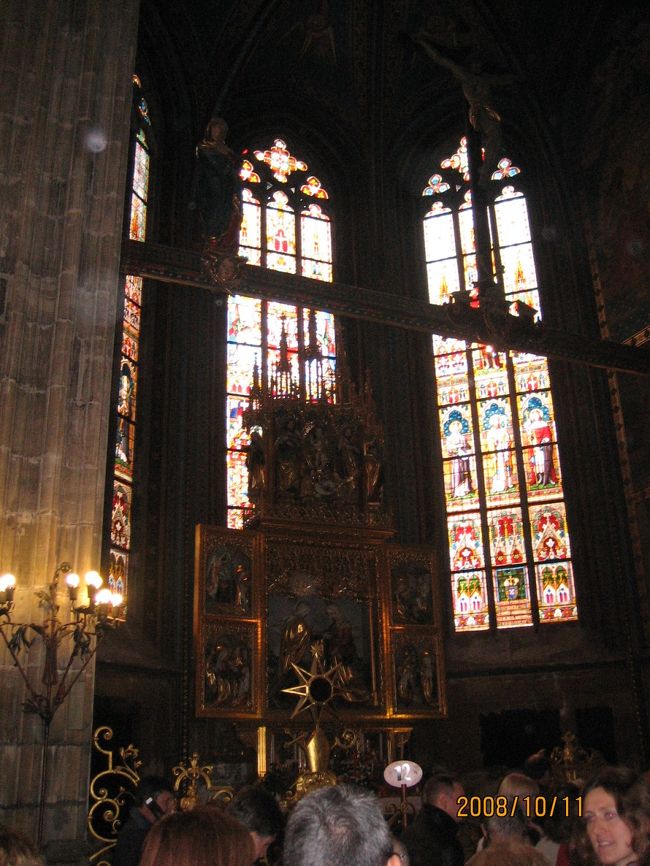 ガラス絵が綺麗ですね。