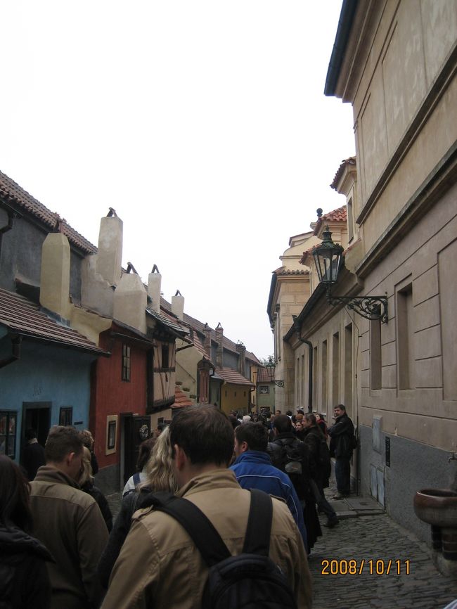 黄金の小道です。<br />建物は天井が低く店内を見るのも大変です。