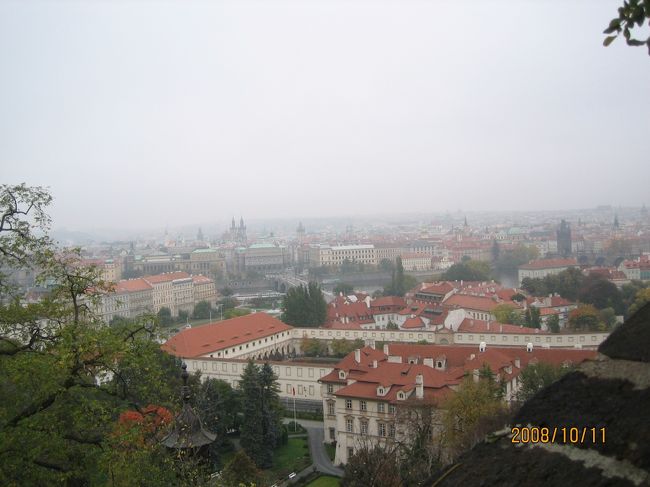 ダリボルカ塔？から旧市街を見た風景です。<br />右のほうにカレル橋があります。